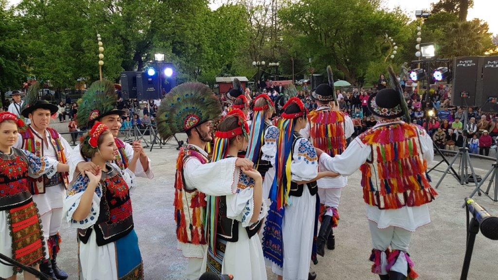 Ansamblul Folcloric Sinca Noua in San Carlos, Chile 2017, Joc de pe Valea Hartibaciului pe scena in Plaza Central de San Carlos